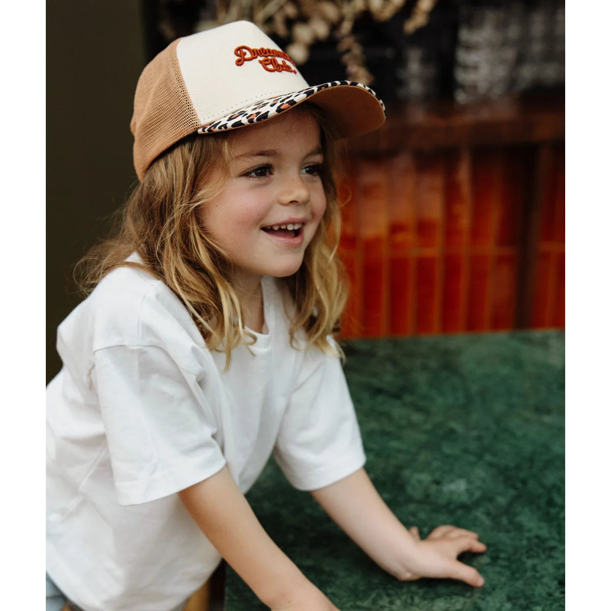 Beige und tan farbener truckerhut mit leopardmuster-saum und orange besticktem lettering cap léopard 2