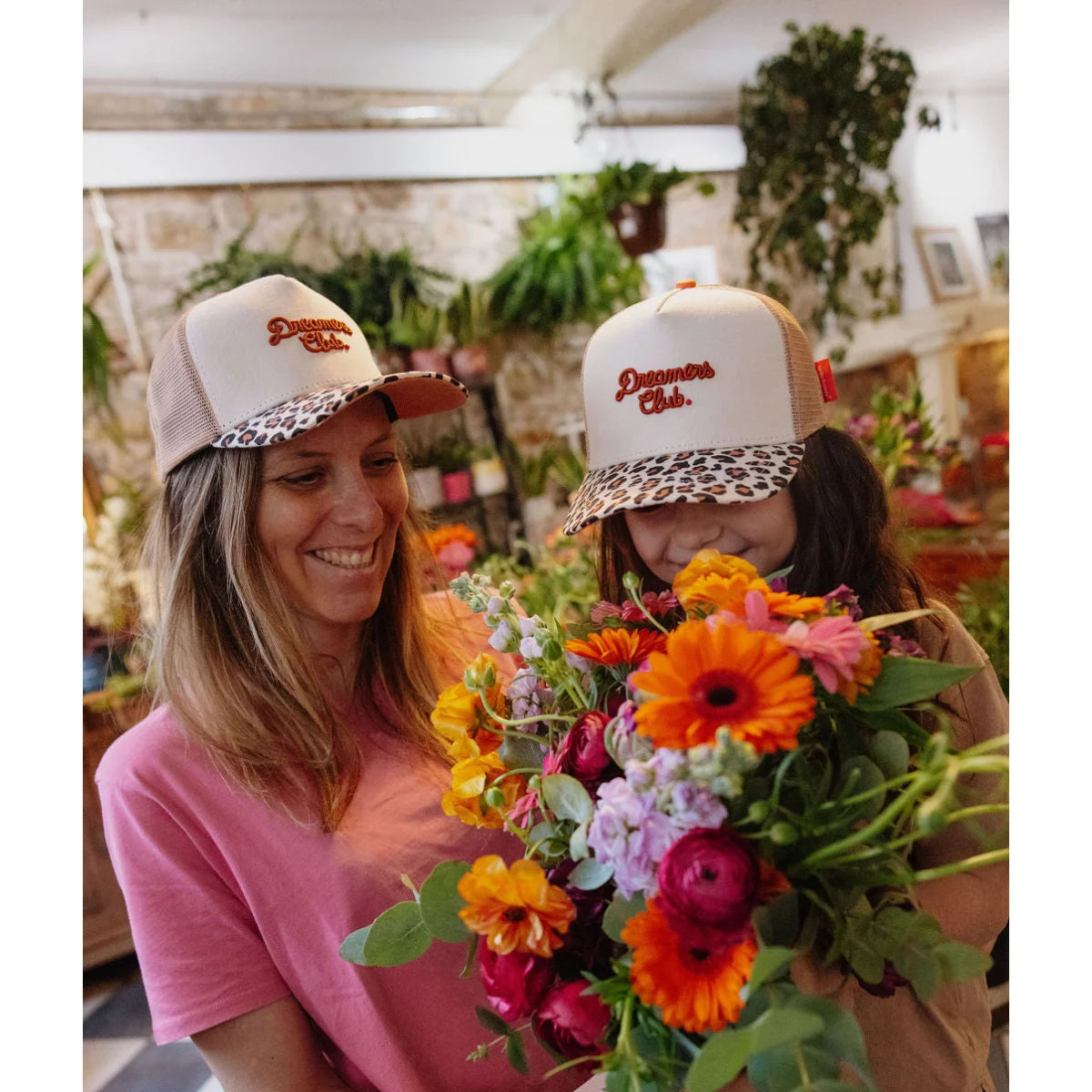 Weißes und braunes mesh trucker cap mit leopardenmuster schirm und orange gesticktem dreamers club logo