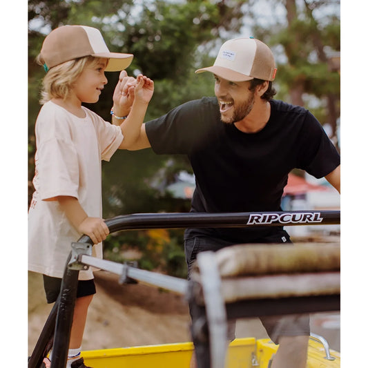 Tan und weißer truckerhut mit kleinem logo vorne aus der kollektion cap mini iced coffee