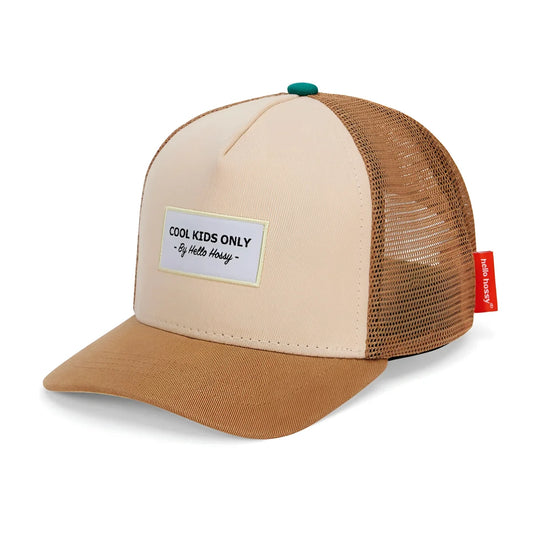 Beige und braune Trucker-Mütze mit Mesh-Rücken, weissem Patch „Cool Kids Only“ und grüner Knopfleiste von Hello Hossy