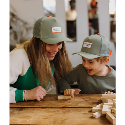 Olive grüner mesh trucker hut mit orangefarbenem knopf und weißem patch cool mums only cap mini olive