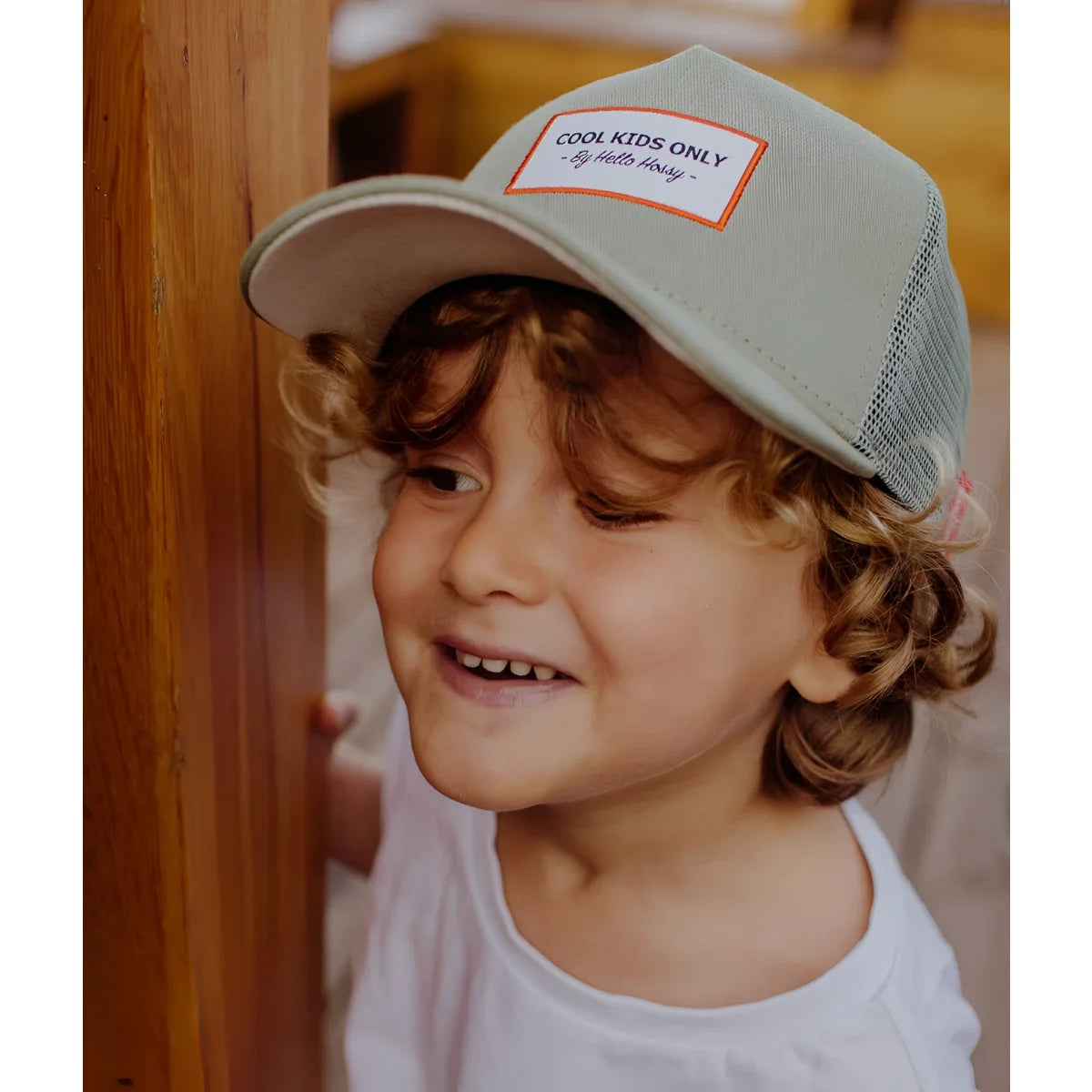 Lightgraue truckercap mit weißem stickpatch cool kids only von hello honey im cap mini olive design