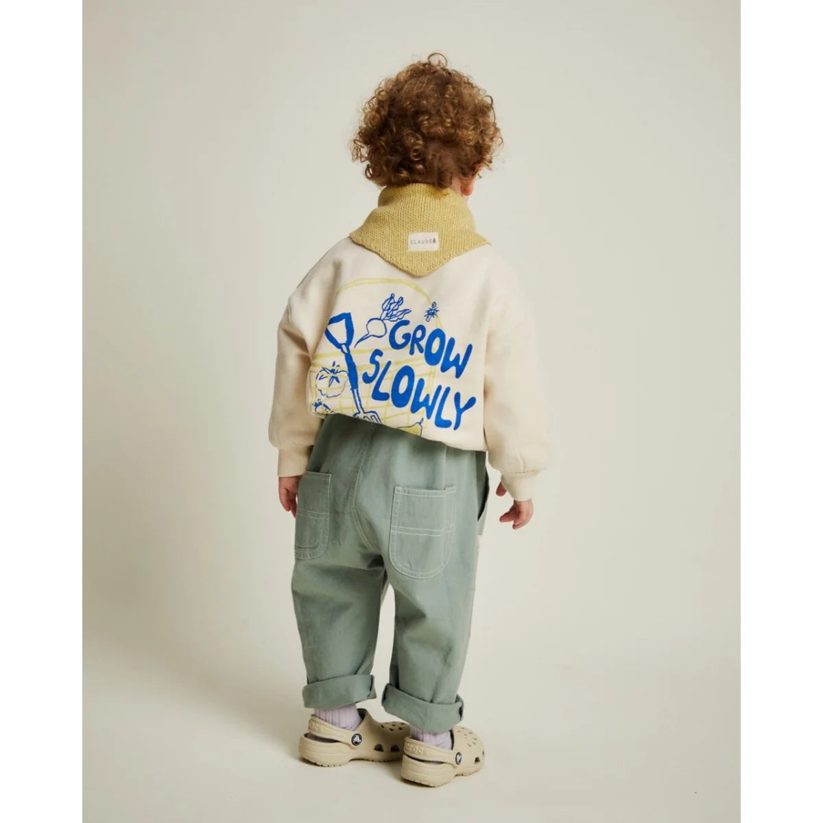 Cremefarbener Carner Grow Slowly Sweater mit blauen Buchstaben