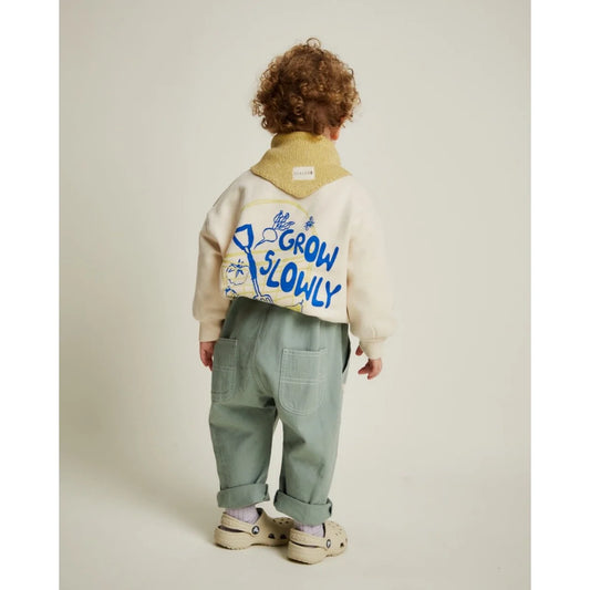 Cremefarbener Carner Grow Slowly Sweater mit blauen Buchstaben
