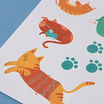 Cartoon Katzen und Pfotenaufkleber auf einem Blatt, perfekt für Cats Tattoos