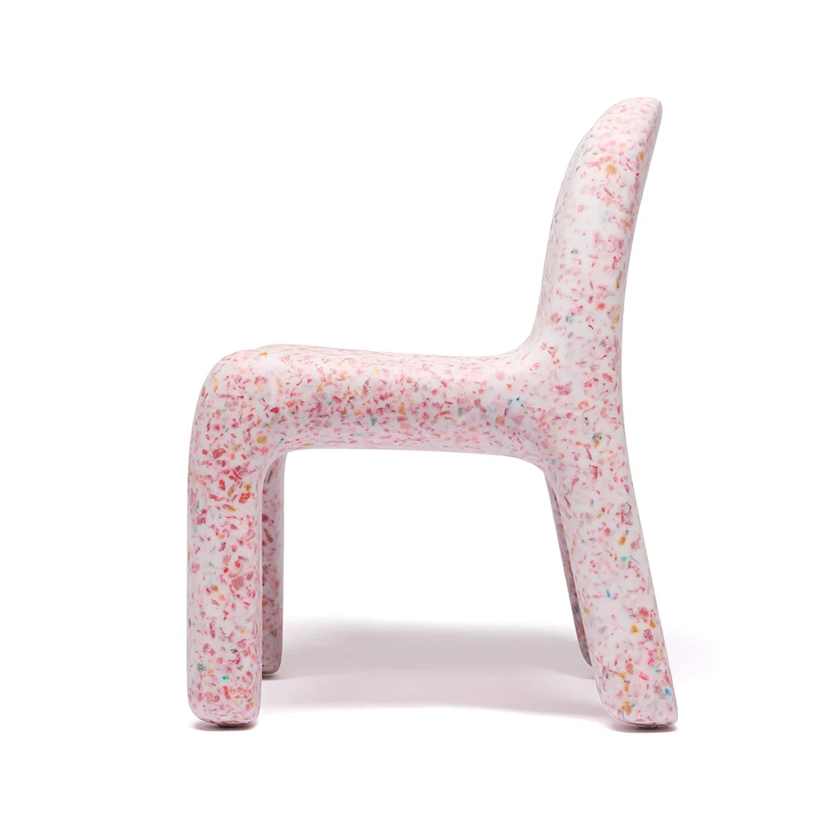 Moderner minimalistischer charlie stuhl mit gesprenkelter rosa und weißer terrazzo oberfläche erdbeere farbe