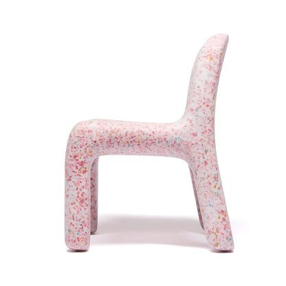 Moderner minimalistischer charlie stuhl mit gesprenkelter rosa und weißer terrazzo oberfläche erdbeere farbe