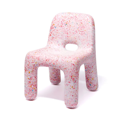 Kinderstuhl Charlie Erdbeere in Pink mit bunten Terrazzo-Flecken in Rot, Blau und Gelb