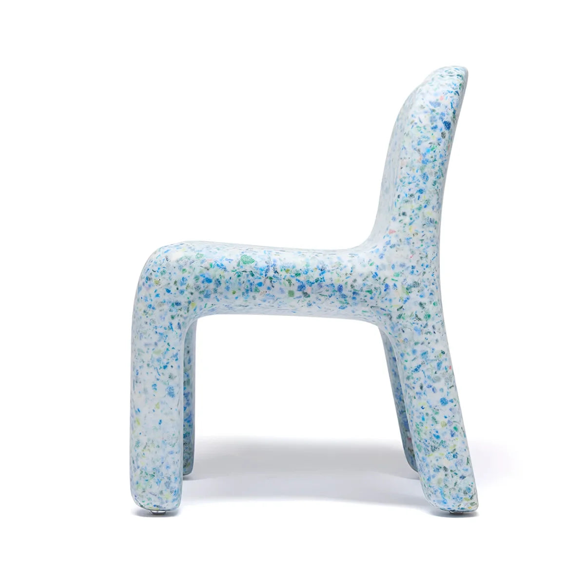 Moderner kinderstuhl charlie stuhl ocean mit blau weißem resinfinish und minimalistischen abgerundeten beinen