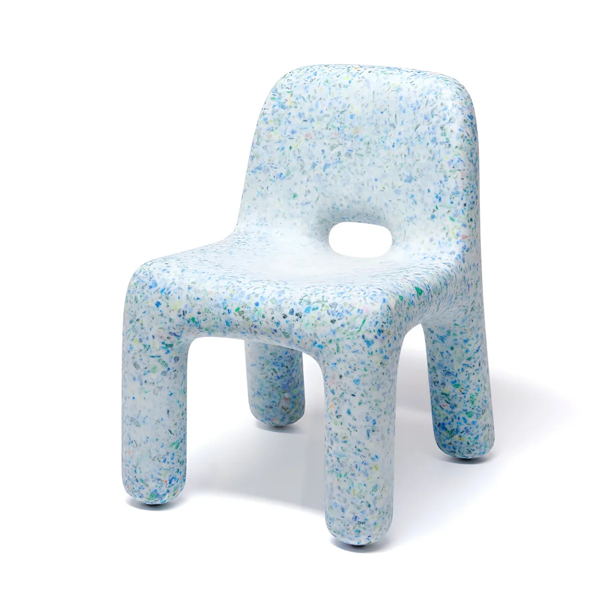 Moderner Kinderstuhl Charlie Ocean mit gesprenkeltem hellblau-weissem recyceltem Kunststoff und ovaler Aussparung