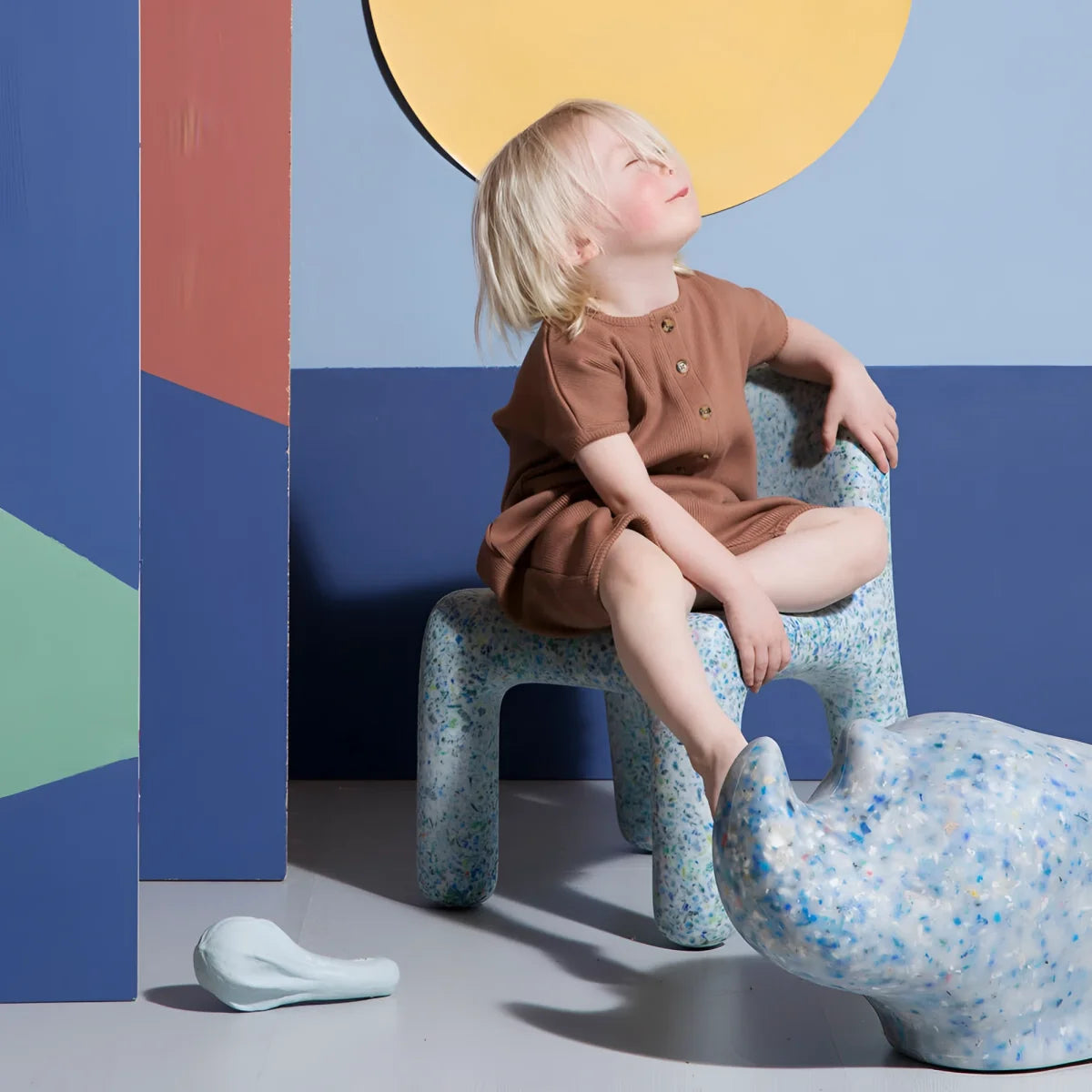 Blauer gefleckter kunststoffstuhl in Nashornform namens Charlie Stuhl Ocean für kinderzimmer und spielbereich