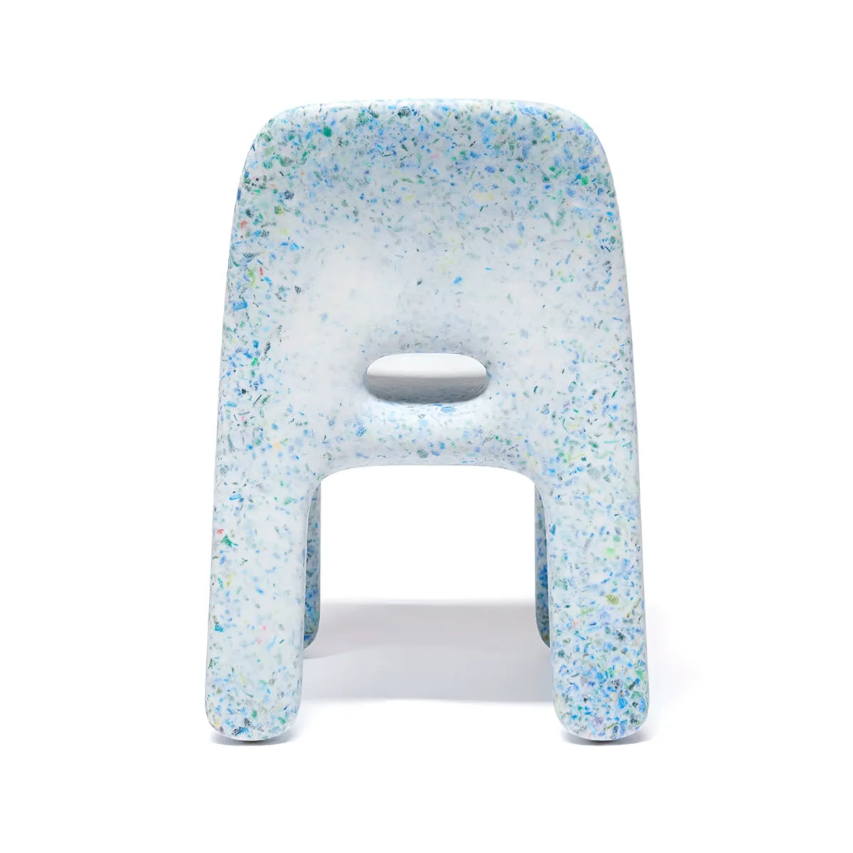Moderner minimalistischer kinderstuhl charlie stuhl ocean mit weiß-blau gesprenkeltem kunststoff aus recyclingmaterial