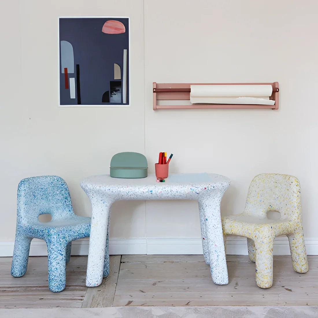 Blauer und weißer gesprenkelter kindertisch mit passenden stühlen aus holz im design charlie stuhl ocean