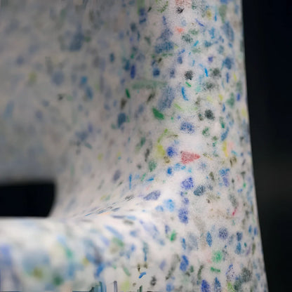 Charlie stuhl ocean mit strukturierter off white plastikoberfläche und bunten fragmenten in blau grün rot und schwarz