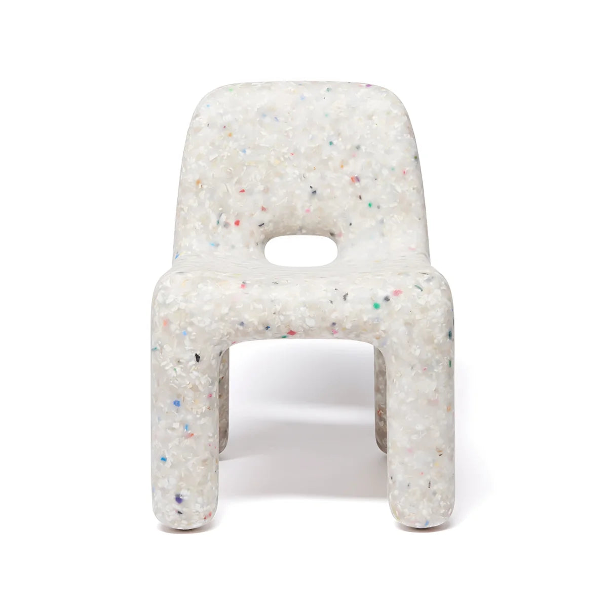 Weißer kinderstuhl charlie stuhl mit buntem fleckendesign aus recyceltem kunststoff in off-white