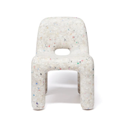 Weißer kinderstuhl charlie stuhl mit buntem fleckendesign aus recyceltem kunststoff in off-white
