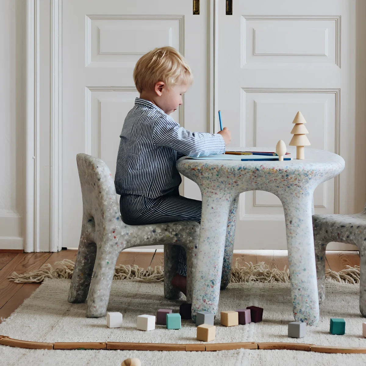 Kinder tisch- und stuhlset charlie stuhl off-white aus recyceltem kunststoff mit modernem organischem design
