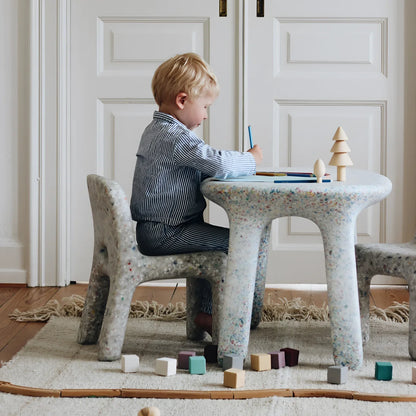 Kinder tisch- und stuhlset charlie stuhl off-white aus recyceltem kunststoff mit modernem organischem design