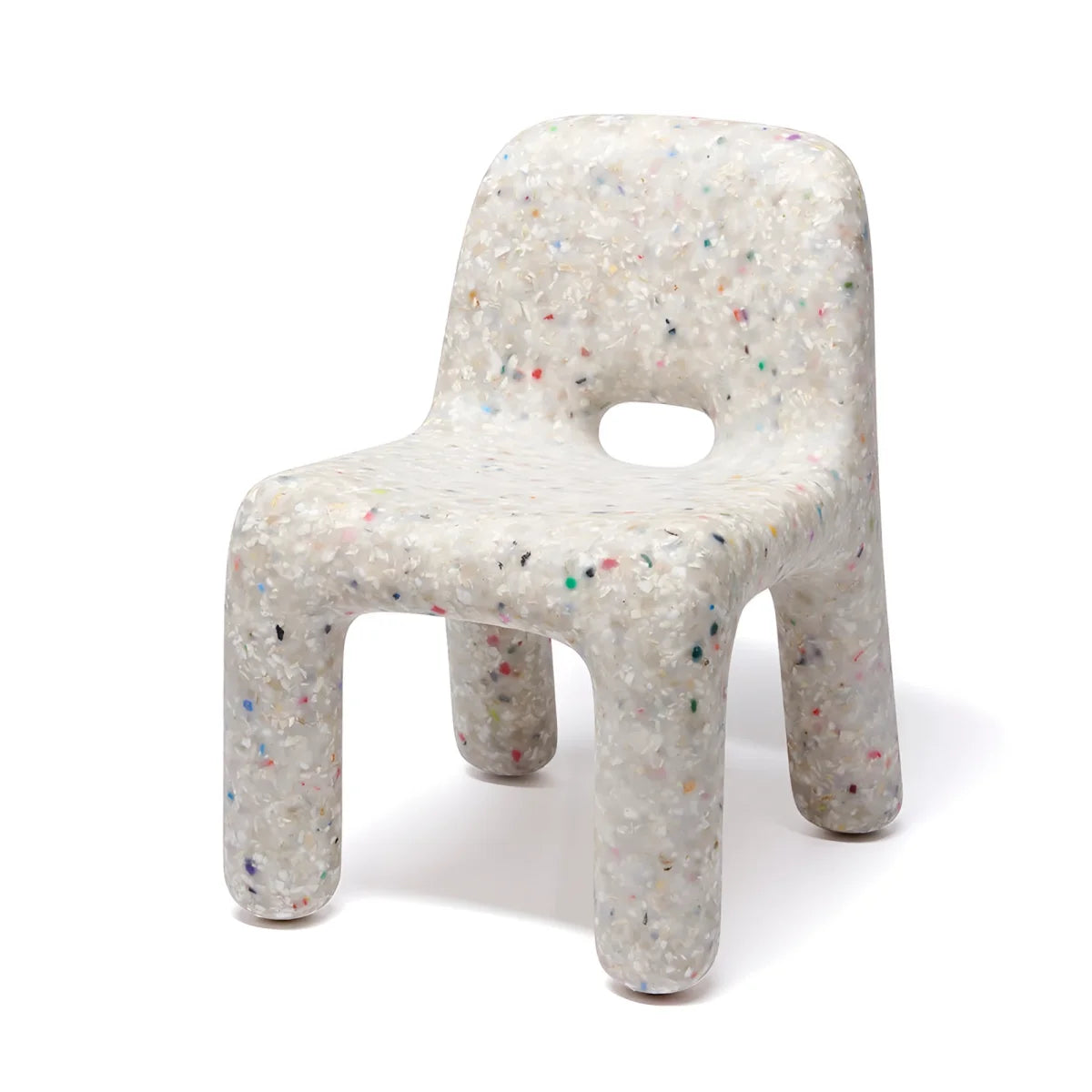 Kinderstuhl Charlie Off-White aus recyceltem Kunststoff mit weisser, gesprenkelter Oberfläche und bunten Fragmenten