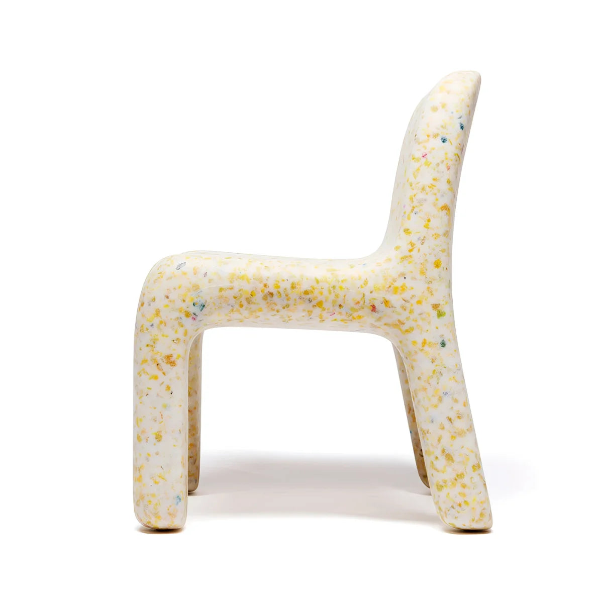 Charlie stuhl vanille moderner minimalistischer stuhl mit gesprenkeltem offwhite resin finish und bunten flecken
