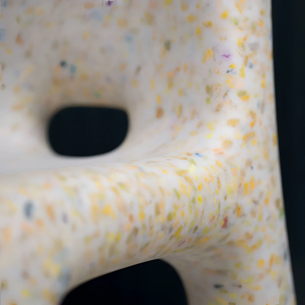 Charlie stuhl vanille keramische maske weiß mit bunten punkten und dunklen augenlöchern