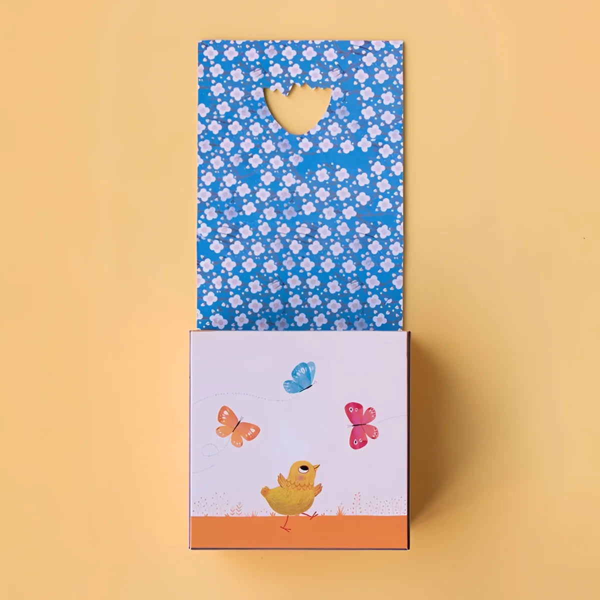 Geschenkbeutel oder Karte mit blauem Blumenmuster und niedlichem Küken-Design