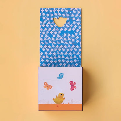 Geschenkbeutel oder Karte mit blauem Blumenmuster und niedlichem Küken-Design