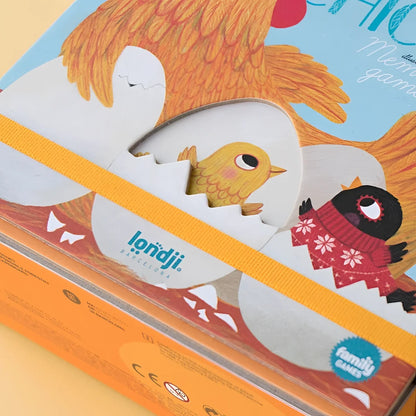 Kinderbuch mit illustrierten Vögeln und einem gelben Lesezeichen in Chicks + Chickens Memo