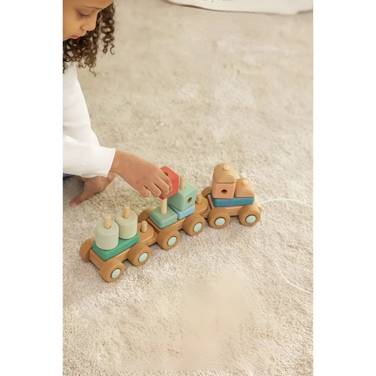 Holzspielzeugzug mit bunten Stapelwürfeln von Chugtastic Adventures