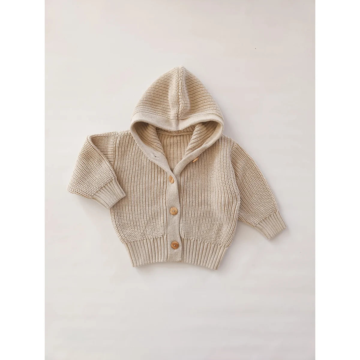 Beige gestrickte Kapuzenstrickjacke für Baby oder Kleinkind im Produkt Chunky Knit Cardigan Oat