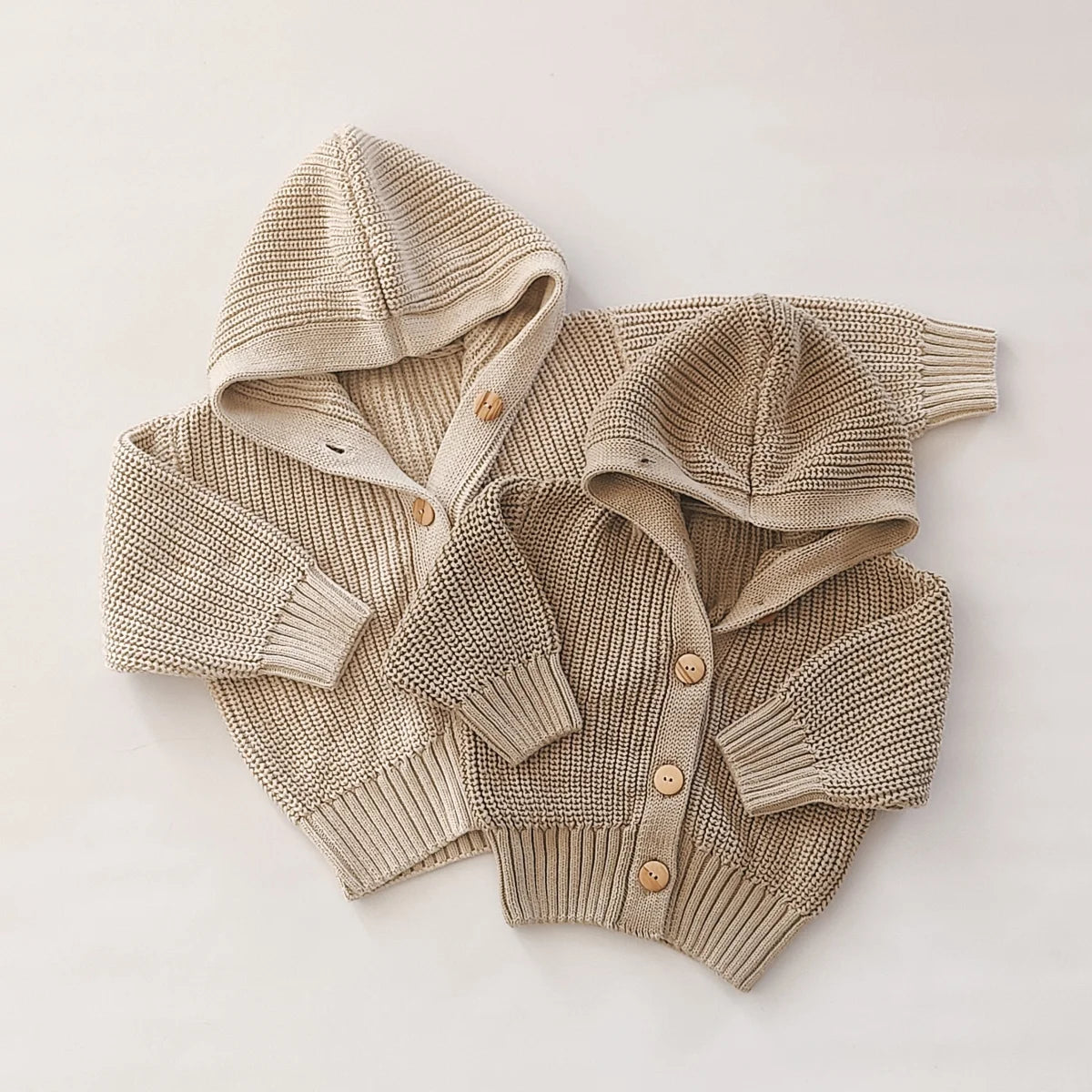 Beige Strickjacke mit Kapuze für Säuglinge und Kleinkinder im Chunky Knit-Design