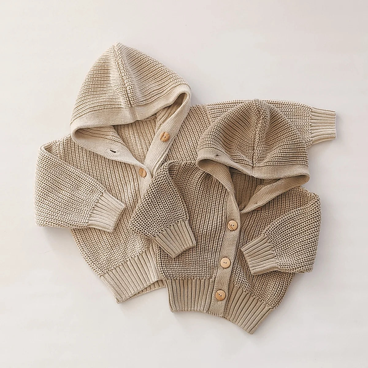 Beige gestrickte Kapuzenjacke für Kleinkinder im Produkt Chunky Knit Cardigan Sand