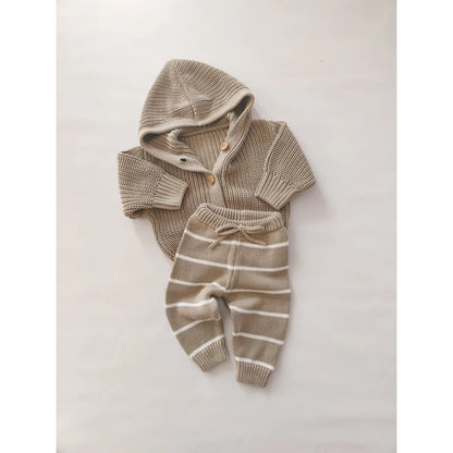 Beigefarbene Strickbabykleidung mit Kapuzenpullover und gestreiften Hosen