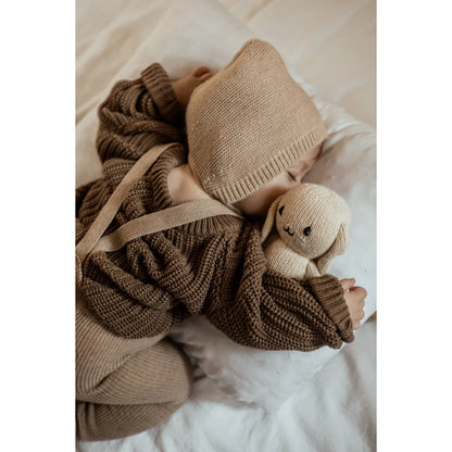 Strick- oder Häkelbaby-Outfit in Erdtönen mit passendem Stoffhasen-Spielzeug