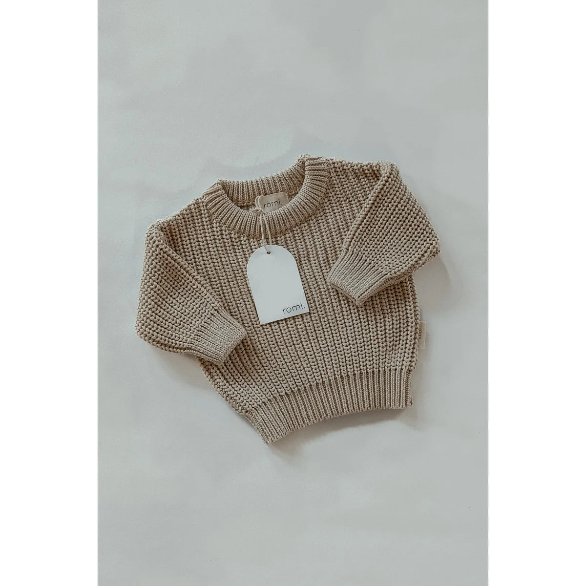 Beige Chunky Knit Sweater Oat mit Preisschild sichtbar auf weißem Hintergrund