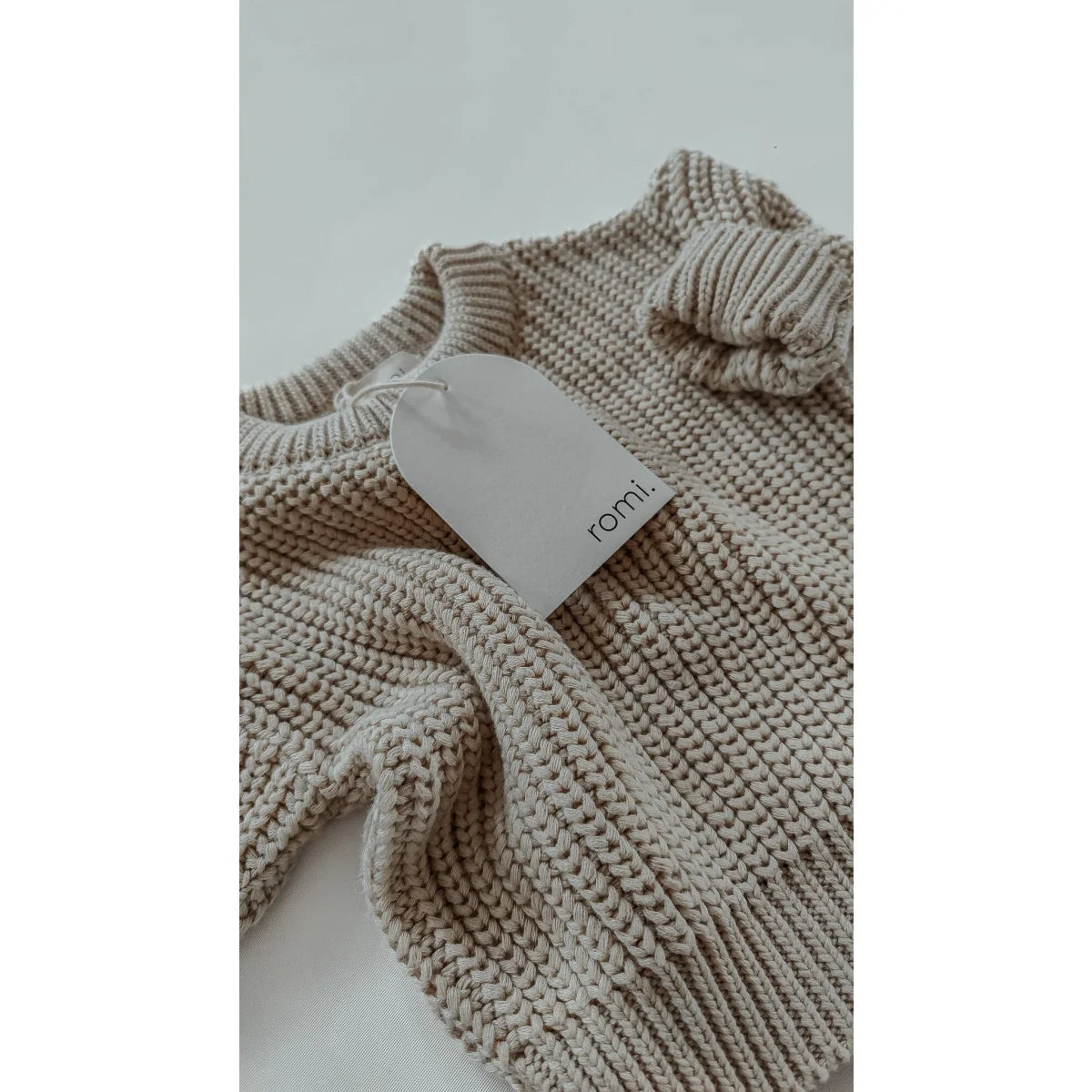 Beiger Chunky-Knit-Pullover mit Preisschild, Produktname Chunky Knit Sweater | Oat