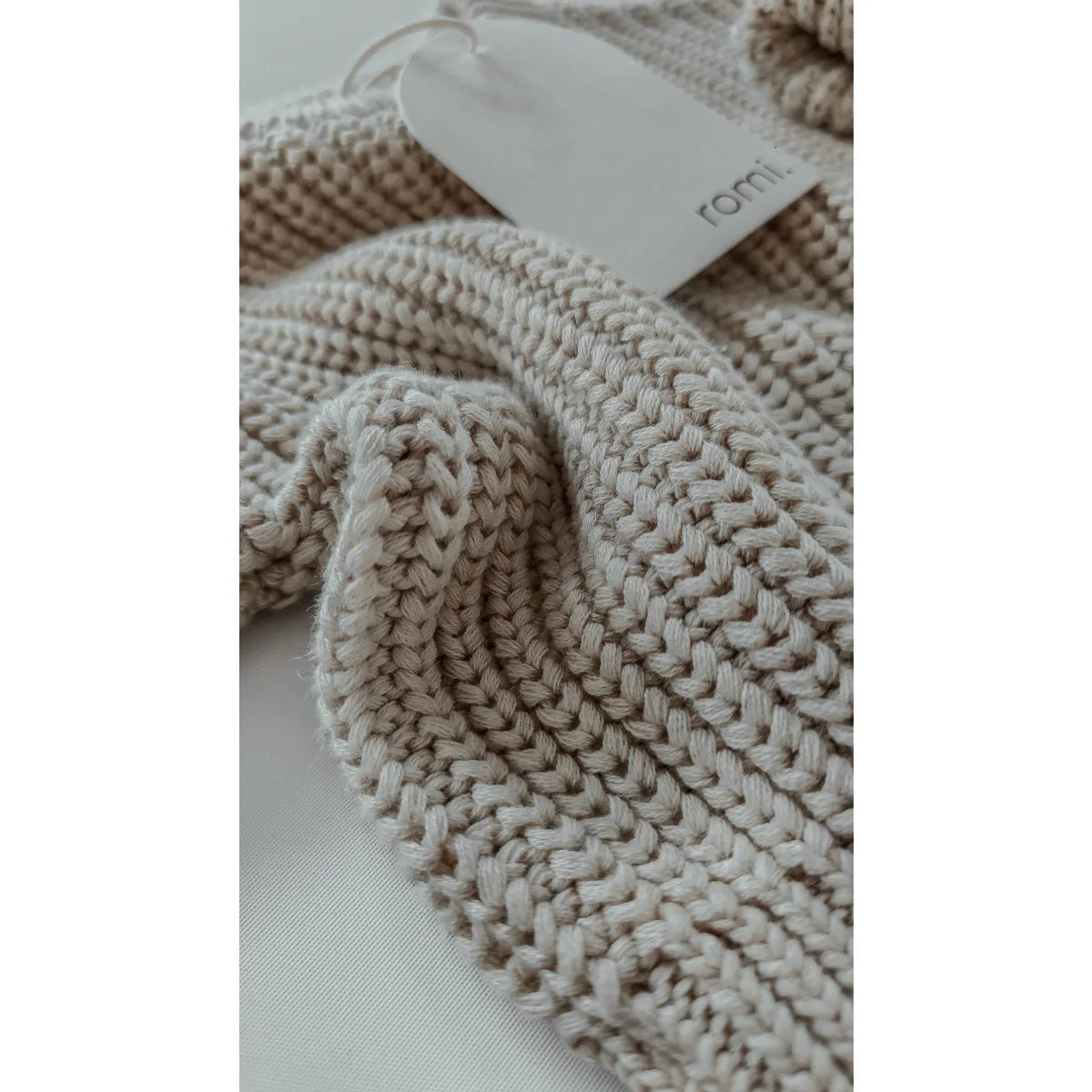 Cremig gestrickter Stoff mit sichtbarem Etikett für Chunky Knit Sweater Oat