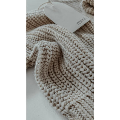 Cremig gestrickter Stoff mit sichtbarem Etikett für Chunky Knit Sweater Oat