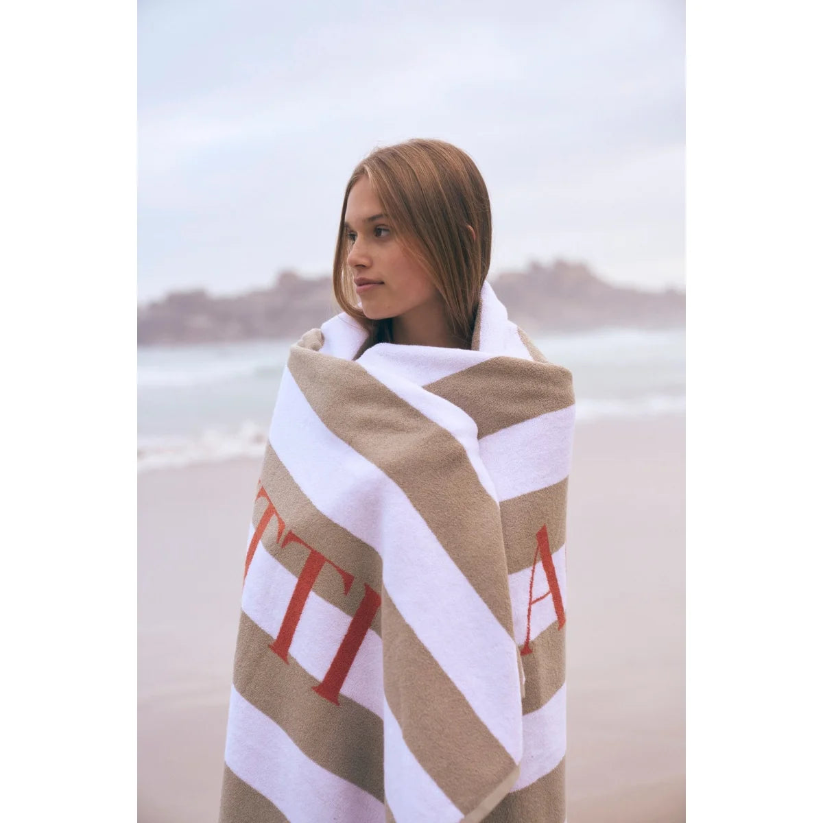 Beige-weiss gestreiftes Badetuch CIAO A TUTTI mit roten Buchstaben