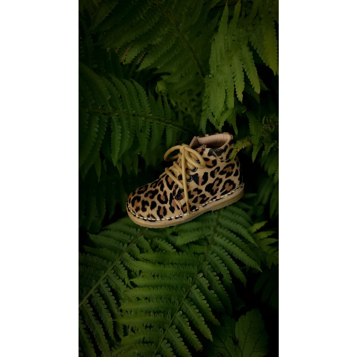 Klassische Leopard Desert Boot aus pflanzlich gegerbtem Wildleder mit tan Bändern