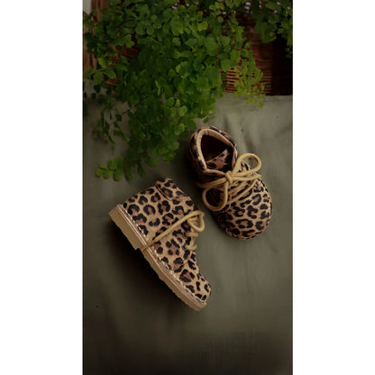 Klassische Leopard Desert Boot aus pflanzlich gegerbtem Wildleder für Kleinkinder
