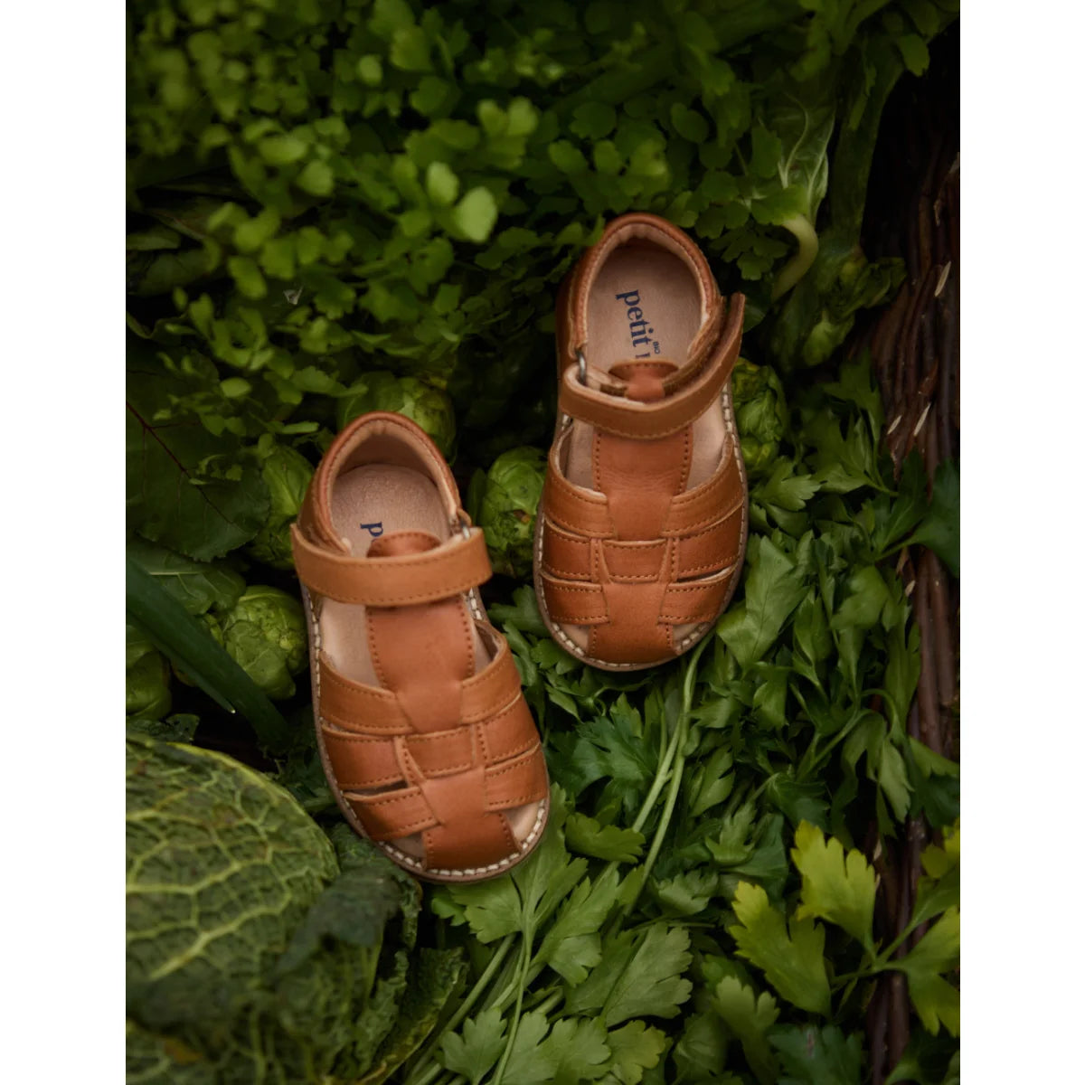 Tan leder kleinkind sandalen mit geflochtenem riemen und petit markenlabel innen klassischer cognac sandal