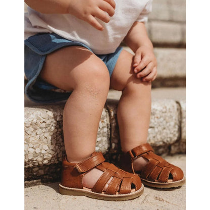 Klassische cognac braune leder sandalen mit gewebtem riemen und hellen sohlen