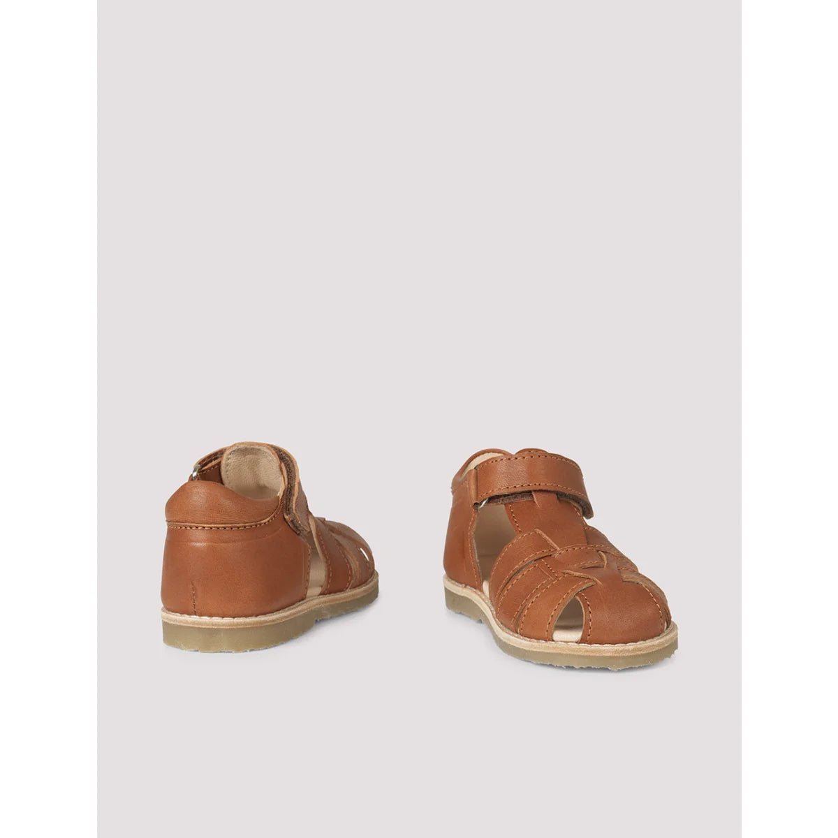 Klassische cognac leder sandalen mit geflochtenem riemen und hellen sohlen