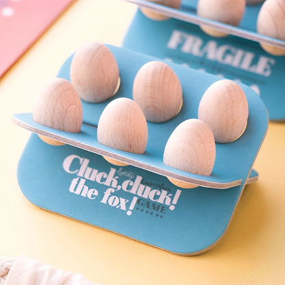 Holzkartons mit Cluck cluck! the fox! auf blauer Pappe im Spiel Cluck, cluck! The Fox!