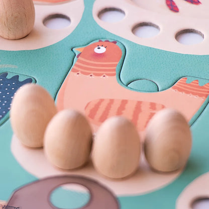 Holzpuzzle in Form eines rosa Huhns mit Eiern vor dem Spiel Cluck, cluck! The Fox!