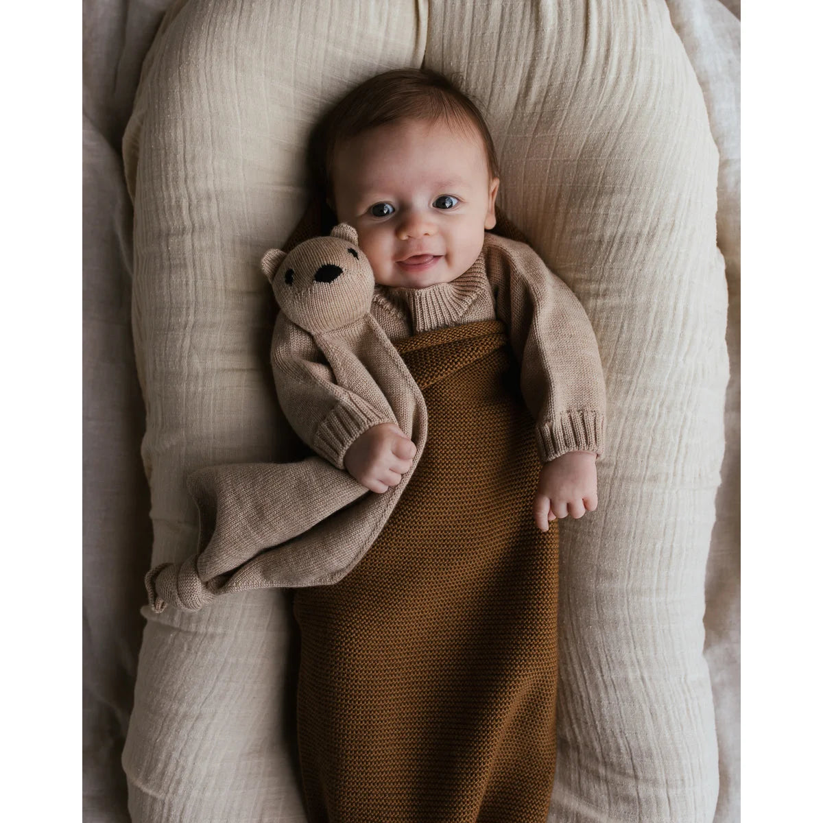 Baby auf weichem Untergrund mit Plüschbär in Cocoon Babydecke Chocolate für zusätzlichen Komfort