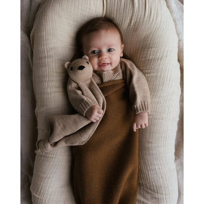 Baby auf weichem Untergrund mit Plüschbär in Cocoon Babydecke Chocolate für zusätzlichen Komfort