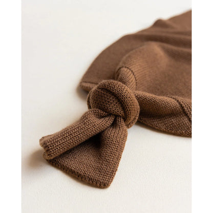 Brauner Strickschal mit Knoten für zusätzliche Komfort zur Cocoon Babydecke