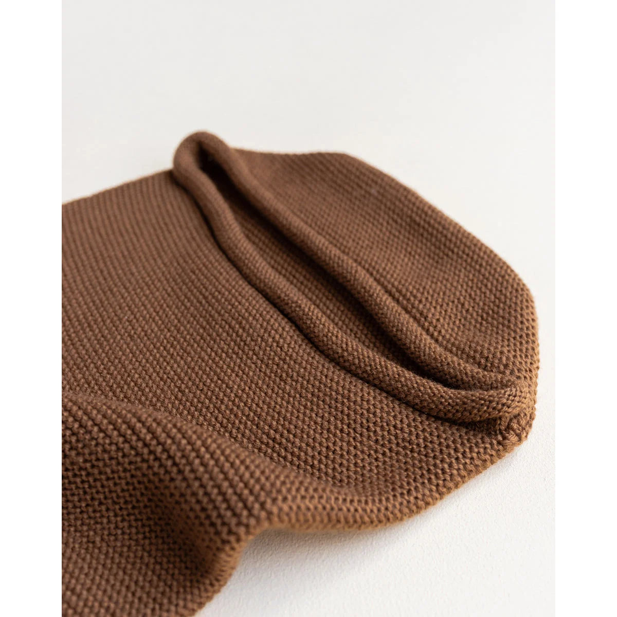Brauner, gestrickter Beret-Hut für zusätzlichen Komfort der Cocoon Babydecke